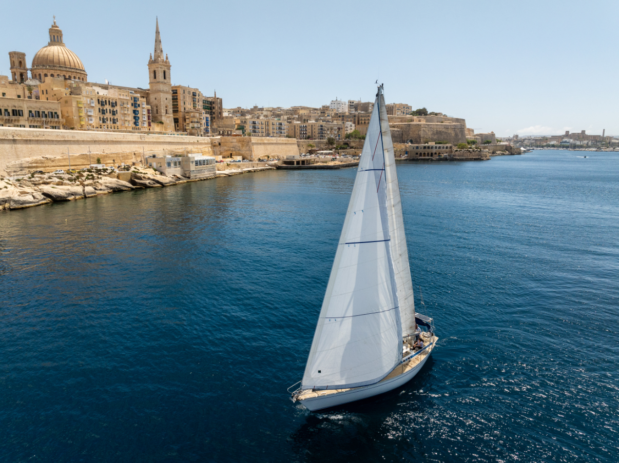 Yacht jgħaddi mill-blat tal-Port il-Kbir