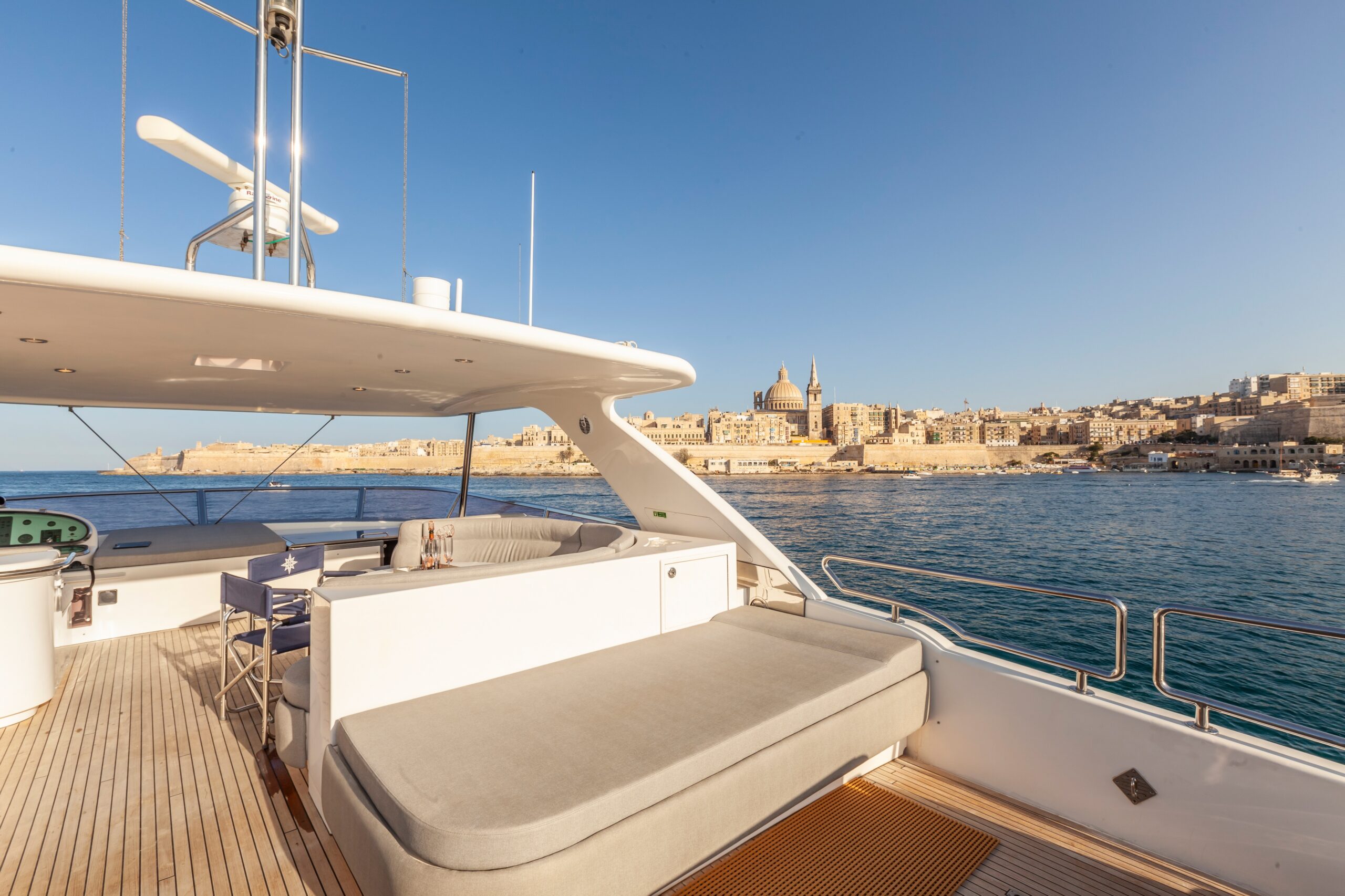 Mejda mwaqqfa fuq il-poppa ta' yacht għal ċena privata f'Malta